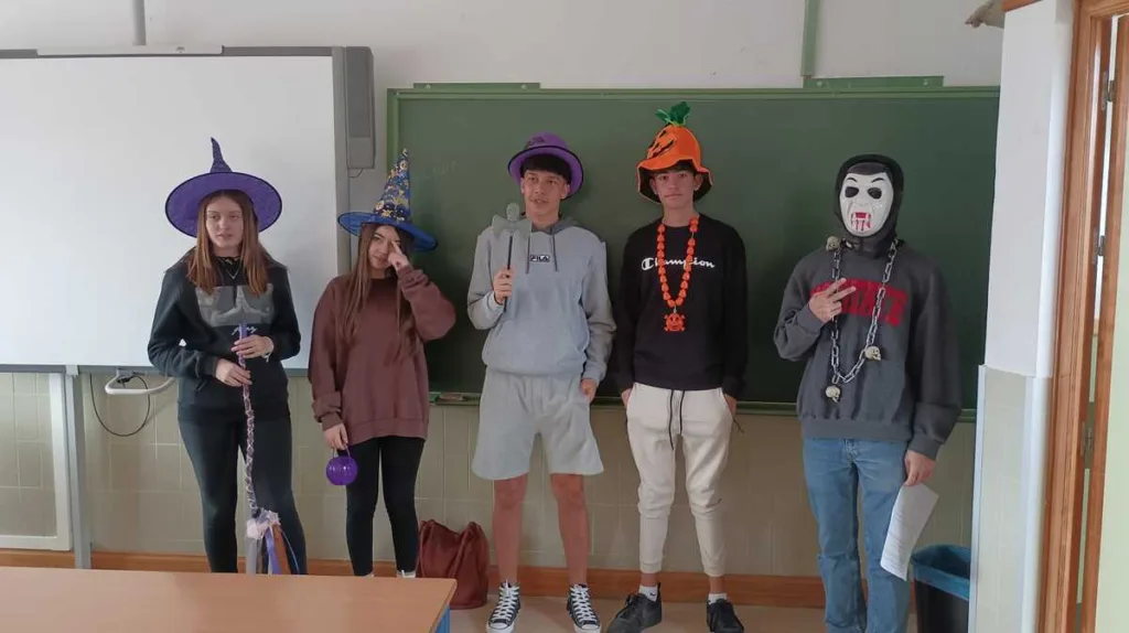 Alumnos disfrazados con temática de Halloween