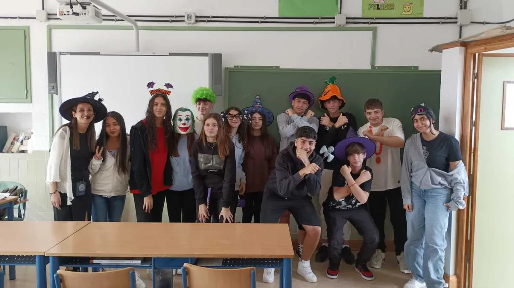 Alumnos disfrazados con temática de Halloween