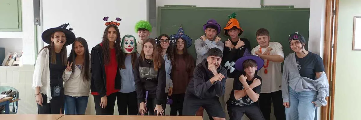 Alumnos disfrazados con temática de Halloween