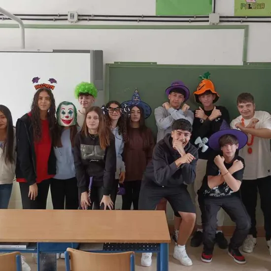 Alumnos disfrazados con temática de Halloween