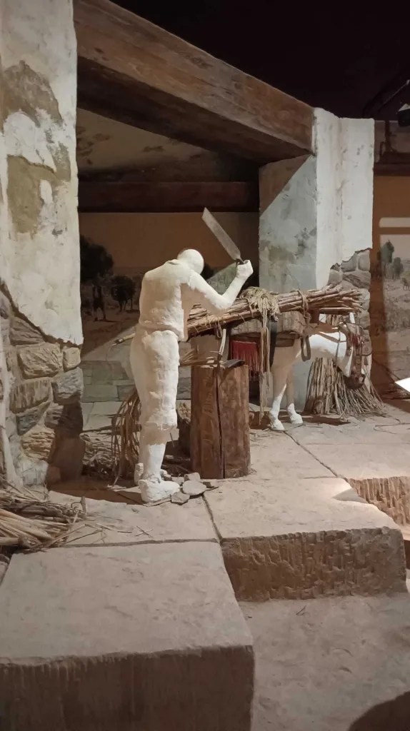 Escultura en el museo de la caña de azúcar que hace referencia a un hombre cortando caña