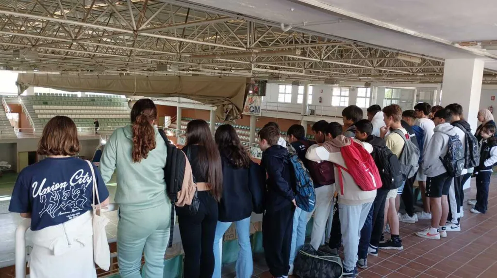 Alumnos desde las gradas del pabellón de deportes