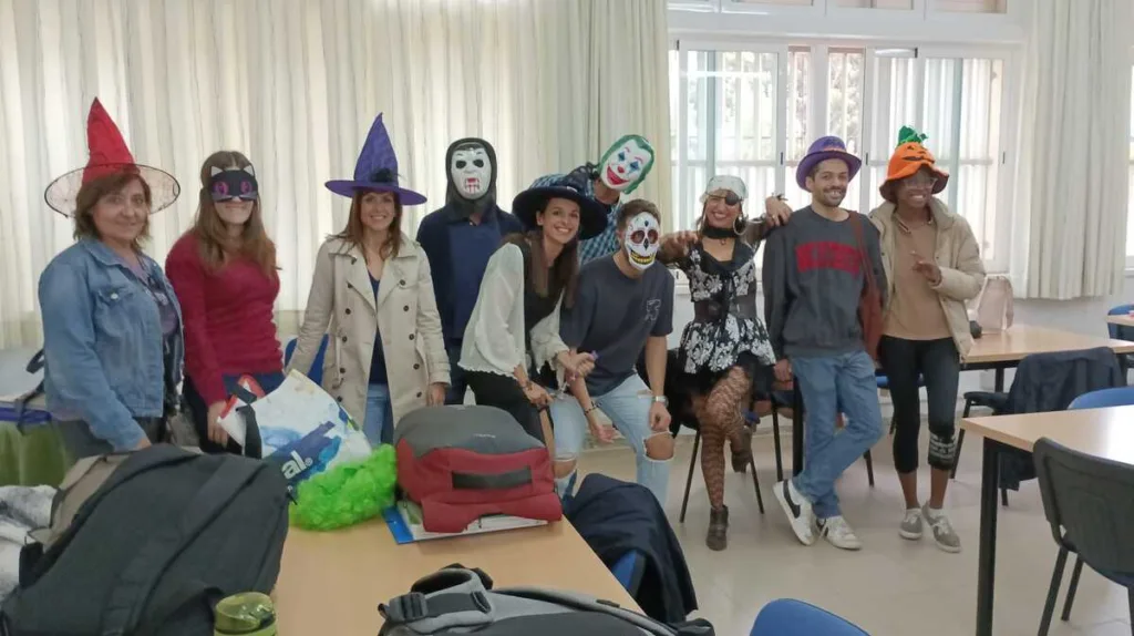 Profesores disfrazados con temática de Halloween