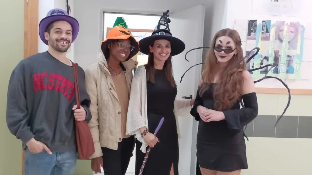 Profesores disfrazados con temática de Halloween