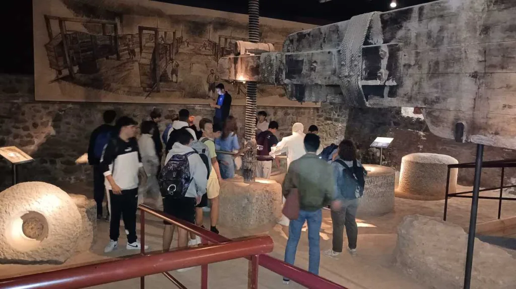 Alumnos visitando un lugar arqueológico en Motril