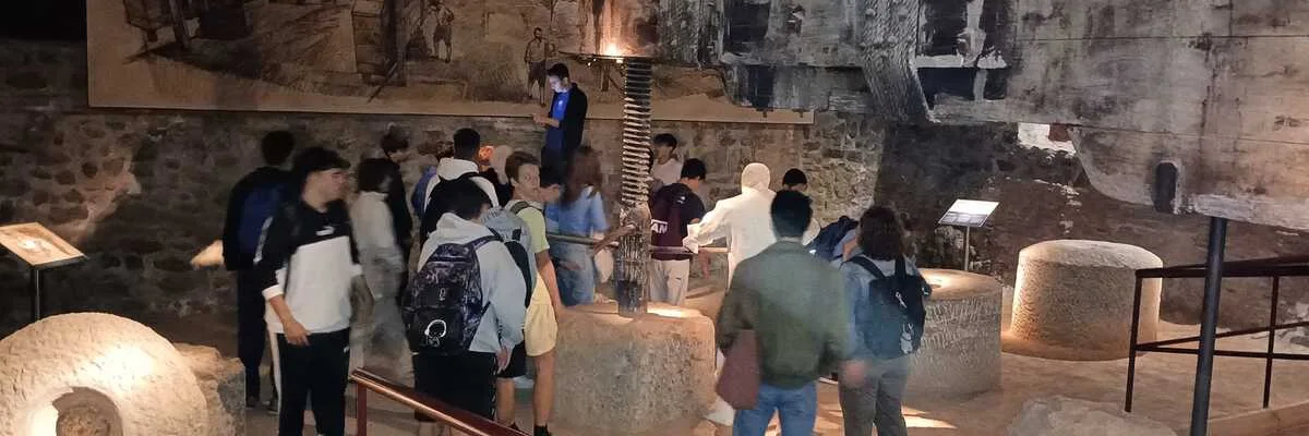 Alumnos visitando un lugar arqueológico en Motril