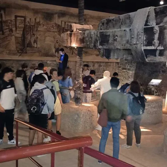 Alumnos visitando un lugar arqueológico en Motril