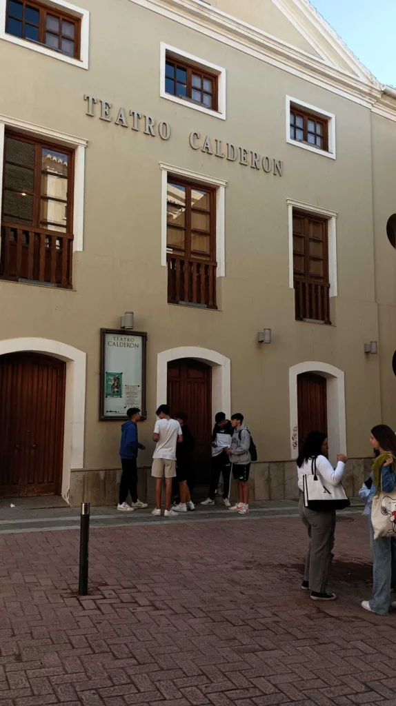 Alumnos en la puerta del teatro calderón de Motril