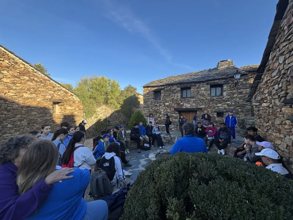 Alumnos del IES Francisco Javier de Burgos en el pueblo de Umbralejo
