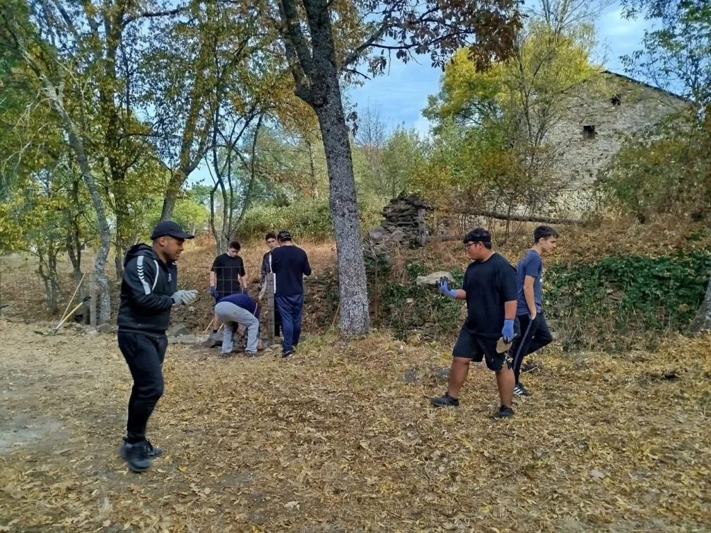 Alumnos del IES Francisco Javier de Burgos en el pueblo de Umbralejo