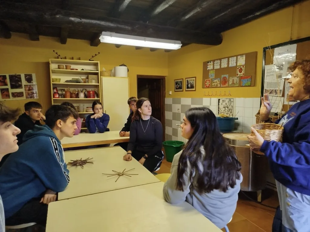 Alumnos del IES Francisco Javier de Burgos en el pueblo de Umbralejo