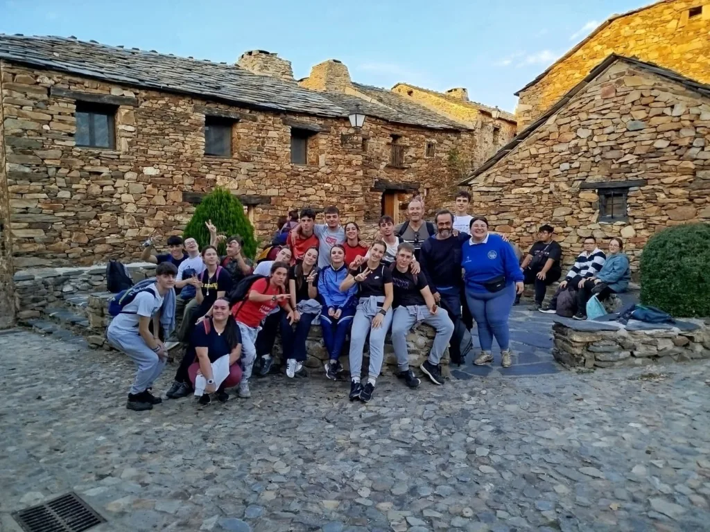 Alumnos del IES Francisco Javier de Burgos en el pueblo de Umbralejo